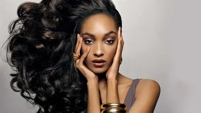 Модель Victoria’s Secret вразила стильним образом від українського дизайнера