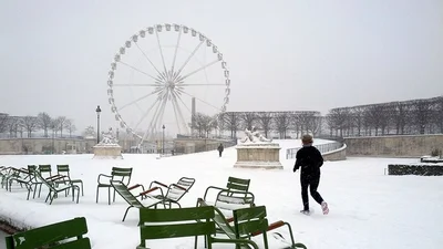 Париж замело: как сейчас выглядит заснеженная романтическая столица мира