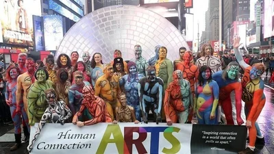 И холод не страшен: голые люди устроили арт-шоу прямо на Таймс-сквер