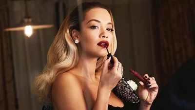 Спекотна Ріта Ора оголила апетитне тіло на фоні океану