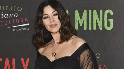 53-летняя Моника Беллуччи ошеломила фотографией в одной лишь простыне