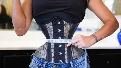 Женщина уменьшила талию до 45 сантиметров, и ее фигура ужасает с первого взгляда