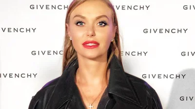 Макияж от звезды: Слава Каминская показала свою косметичку