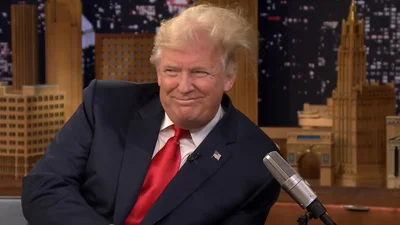 Дональд Трамп опять сконфузился со своими волосами и рассмешил сеть