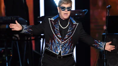 Сэр Элтон Джон чуть не лишился зуба во время выступления