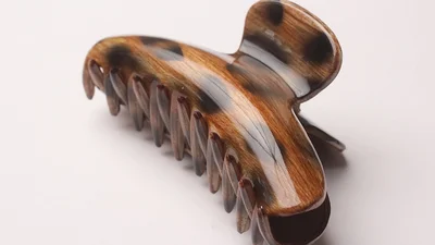 Заколка «краб» с 90-х триумфально возвращается в моду