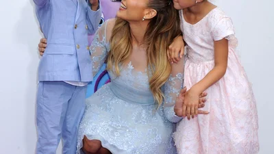 Ідеальна матуся: Дженніфер Лопес мімішно привітала дітей з днем народження