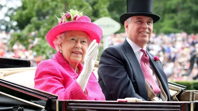 До мережі потрапило архівне фото Єлизавети ІІ з маленьким сином