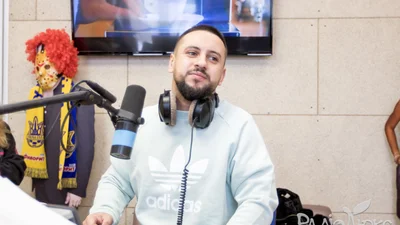 Веселый MONATIK сознался, нюхает ли он носки перед тем, как надеть