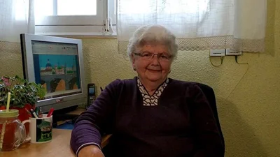 87-летняя бабуля чихала на пенсию, она рисует невероятные картины в Microsoft Paint