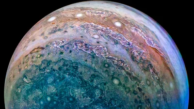 "Розовая" буря на Юпитере - космическая красота, которую стоит увидеть