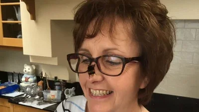 Женщина дружит с шмелем - таких трогательных фото вы еще не видели