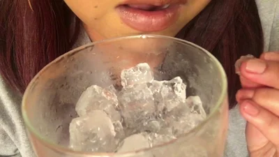 Китаянки едят лед - новый флешмоб, суть которого трудно понять