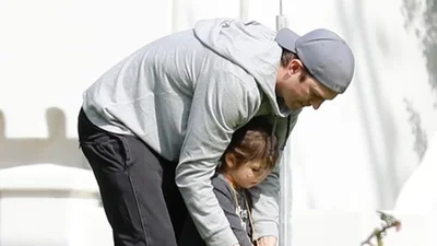 Сімейна ідилія: Ештон Кутчер грає з донечкою у гольф