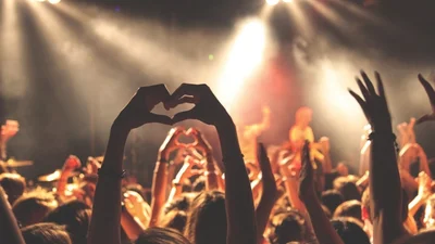 Вчені потішили новиною про те, що концерти продовжують життя