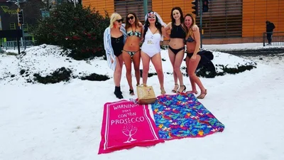 Негода наламала теплу відпустку і дівчата влаштували вечірку в бікіні прямо у снігу