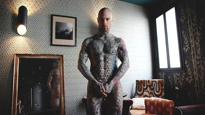 Вас удивит профессия этого грубого парня, все тело которого в татуировках