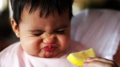 Малыши впервые в жизни пробуют лимон, и это безумно смешно