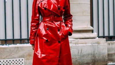 Lady in red: красный лаковый плащ стал хитом весеннего сезона