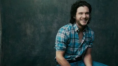 Очень пьяненький Джон Сноу прогулялся по улицам Парижа (ФОТО)