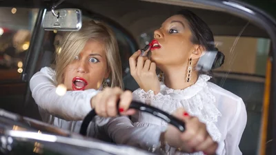 Богини на дороге: смешные фото женщин за рулем и их курьезных приключений