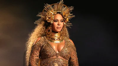 Бейонсе ошеломила фанатов своим "золотым" образом на светской тусовке