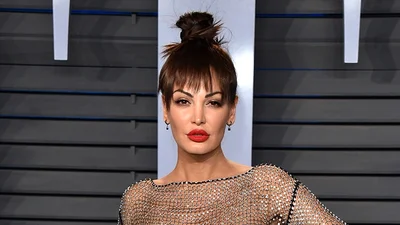 Вульгарное платье и пышная голая грудь актрисы шокировали всех на вечеринке Vanity Fair