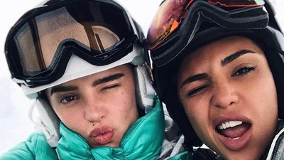 Красавица Санта Димопулос оторвалась с подругами на горнолыжном курорте