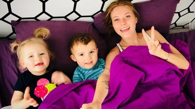 Дітлахи Слави Камінської настільки захотіли літа, що засипали квартиру піском