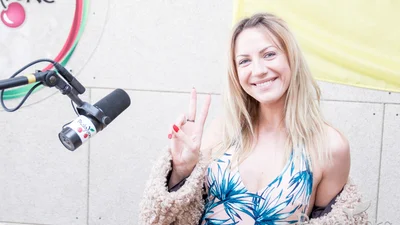 Шалена Леся Нікітюк танцює запальні танці в студії Люкс ФМ