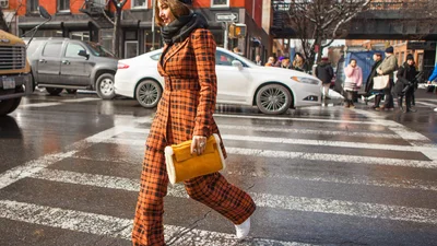 Весна пришла: как носить брючный костюм в этом сезоне