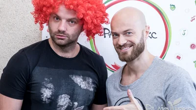 Близнюки Влад Яма та Слава Дьомін танцюють свій фірмовий танець