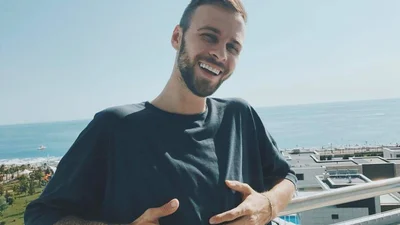 Стильний Макс Барських показав, як насолоджується сонцем у Каліфорнії