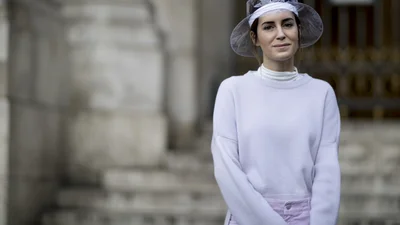 И в дождь, и в солнце: стильные пластиковые вещи, которые станут изюминкой гардероба