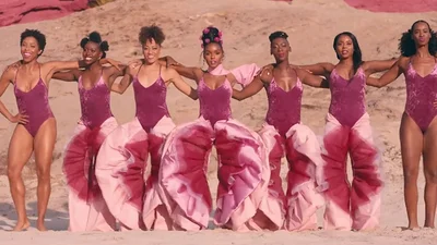 Брюки-вагины - именно то, чего всем так не хватало в этой серой скучной жизни