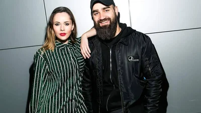 С ветерком: Юлия Санина прокатила мужа на машине