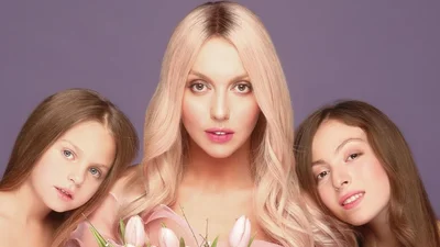 Вся в маму: младшая дочь Оли Поляковой поразила сеть пением