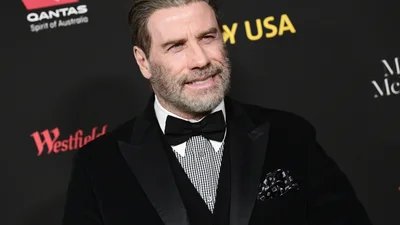 Джон Траволта дивакувато підстриг чуб, і тепер його просто не впізнати