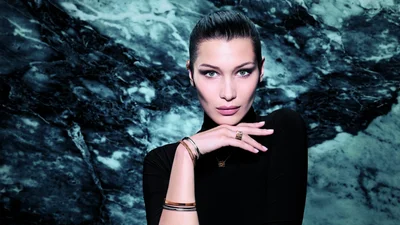 Ранняя птичка: Белла Хадид с самого утра голышом нежилась под солнцем