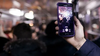 Смартфон, літай: в мережі запустили новий дивакуватий флешмоб