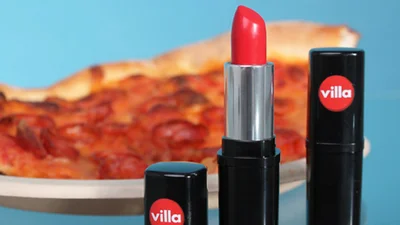 Двойной вкус: в Нью-Йорке пиццерия дарит своим посетителям помаду со вкусом пепперони