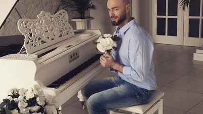 Красунчик Влад Яма оголив свій торс у моднявому халатику від Louis Vuitton