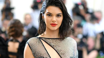 Свободу груди: Кендалл Дженнер ввела новый тренд в пластической хирургии