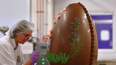 Кондитеры создали пасхальное яйцо весом 50 килограмм, и это просто шедевр