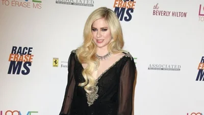 Не впізнати: Авріл Лавінь вперше за два роки вийшла на червону доріжку