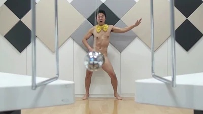 Видео дня: японец танцует голышом, а его пенис закрывает только шарик
