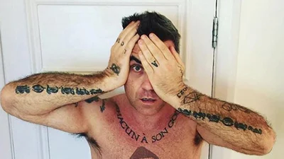 Робби Уильямс похвастался новым тату, которое вызвало недоумение у его фанов
