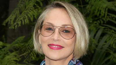 Женщина-ягодка: 60-летняя Шэрон Стоун смело поделилась фото в бикини