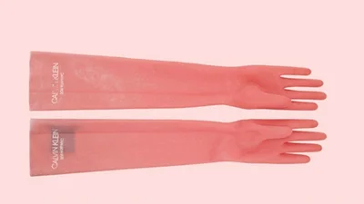 Calvin Klein предлагают мыть туалеты в дизайнерских перчатках за 400 долларов