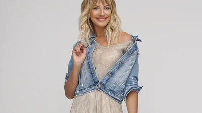 Маленькая обезьянка: Леся Никитюк залезла на дерево и смешно задрала ноги